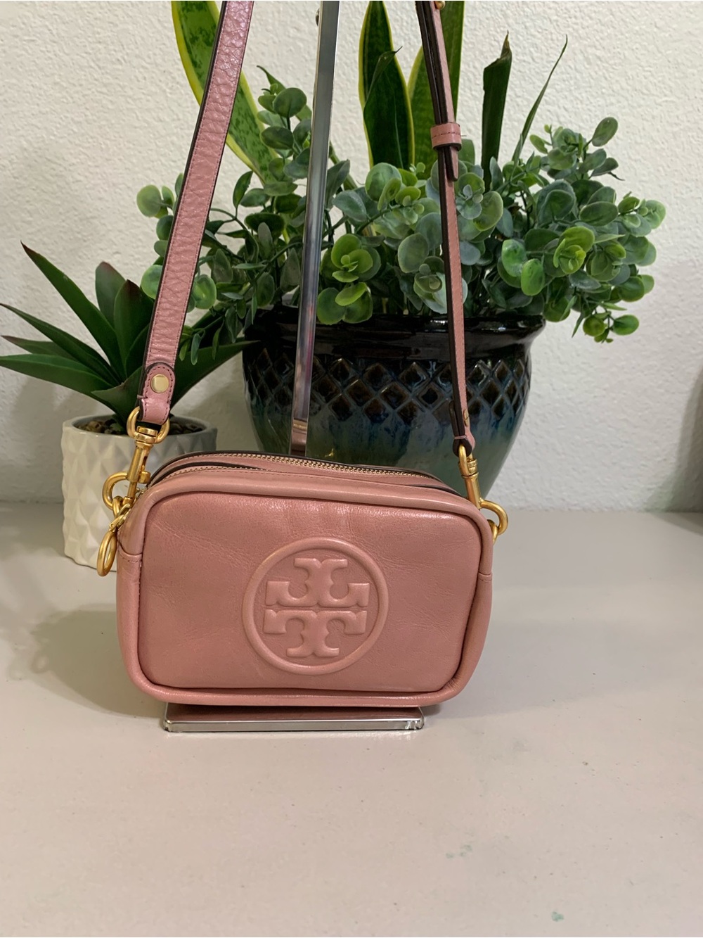 👜💕 Tory Burch Pink Leather Camera Crossbody